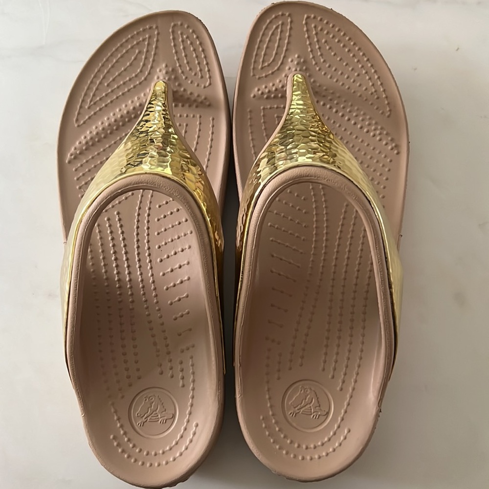 Crocs Women’s Sloane Flip Flop - New